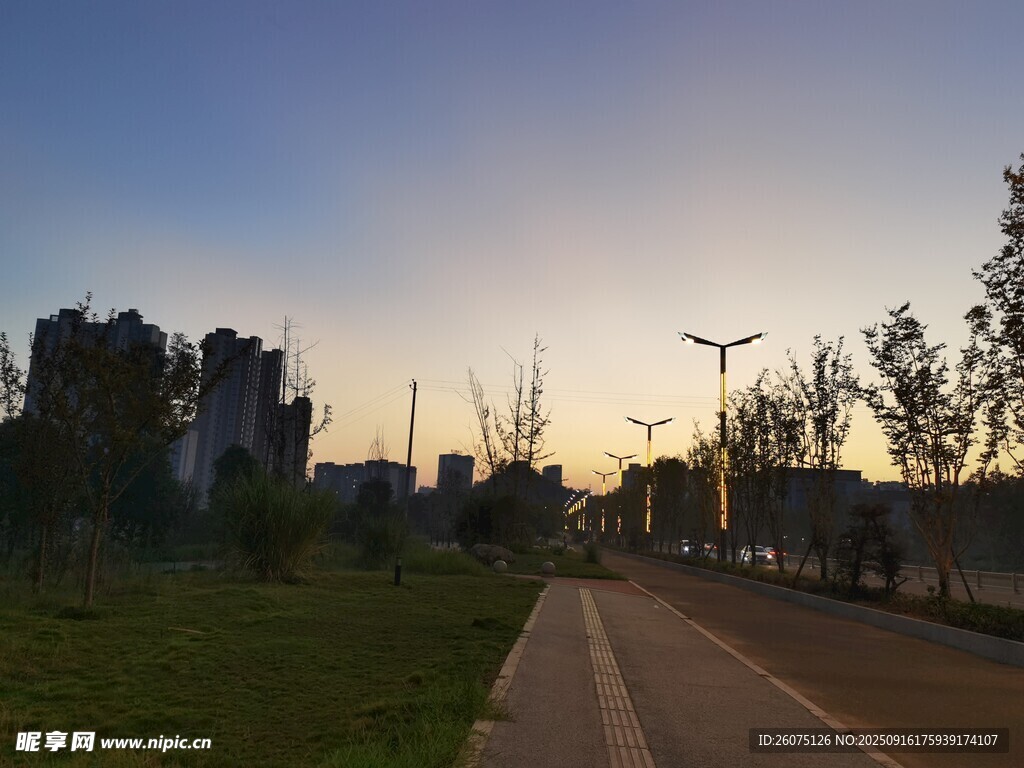 黄昏时的城市道路风景