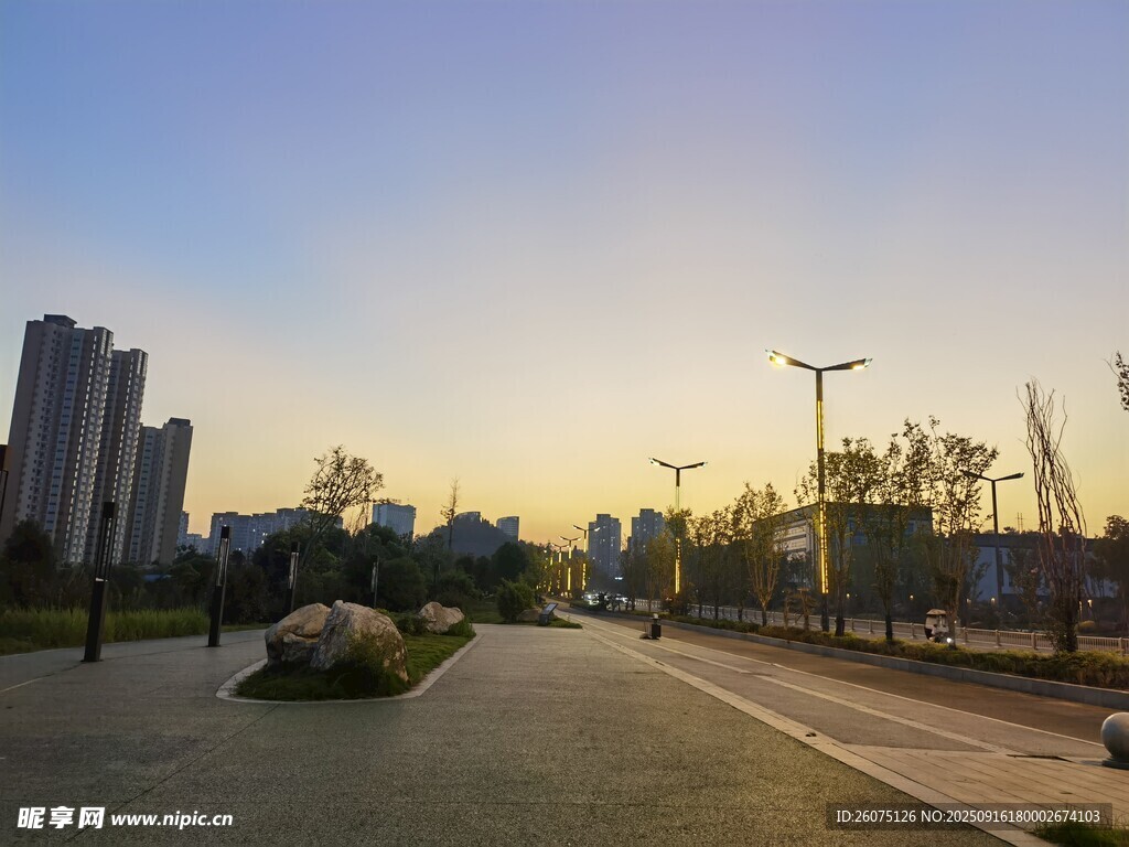 城市黄昏街道景观