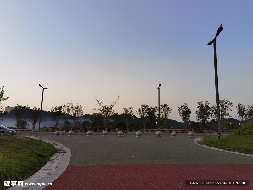 城市公园的红色步道景观