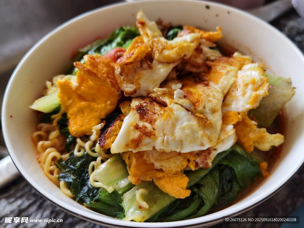 美味蔬菜煎蛋面
