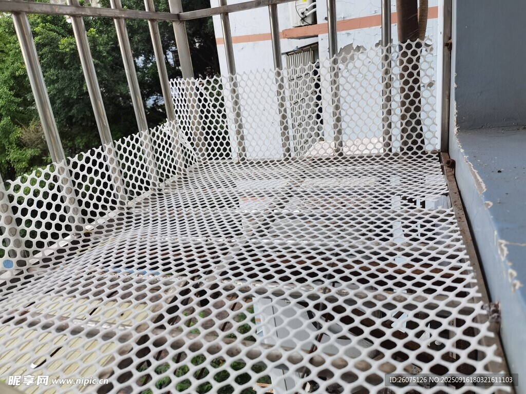 金属网格阳台护栏特写