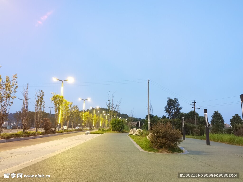黄昏下的静谧公园小路