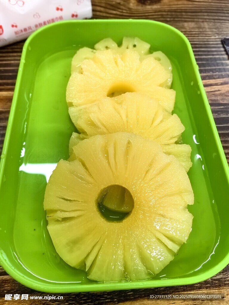 绿色盘中的新鲜菠萝片