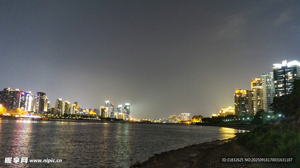 城市河畔璀璨夜景