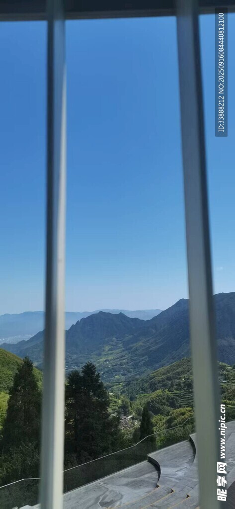 窗外青山蓝天美景