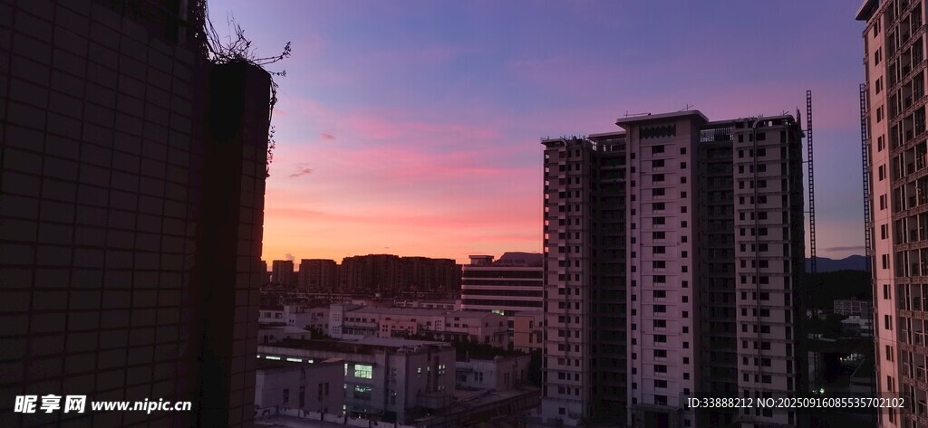 城市黄昏天际线美景