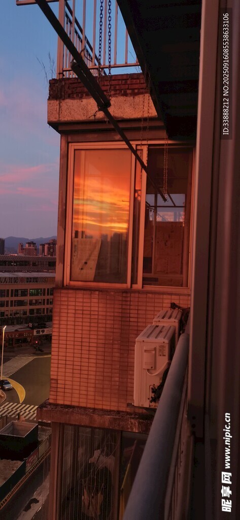 黄昏下的建筑独特景致