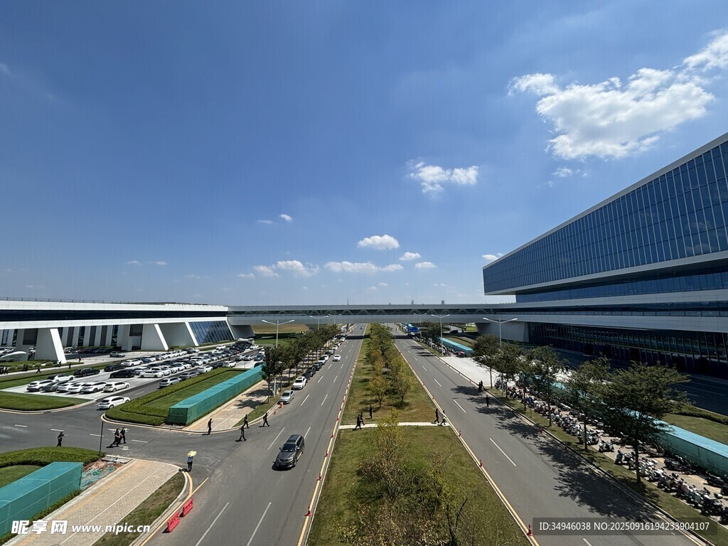 城市道路与现代建筑景观