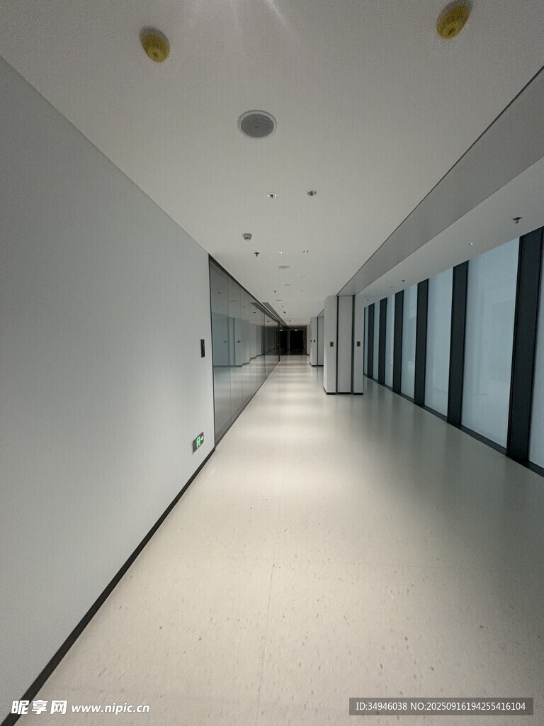 空旷现代风走廊空间