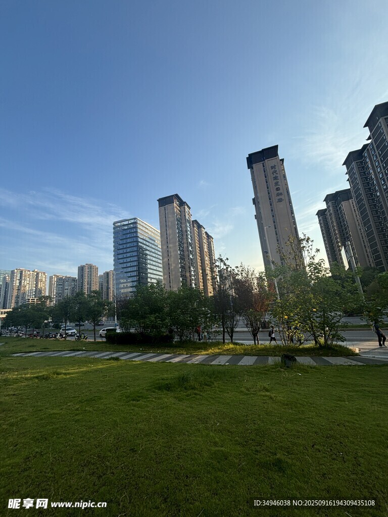 城市绿地与高楼景观