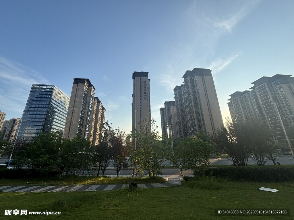 城市高楼与绿地景观