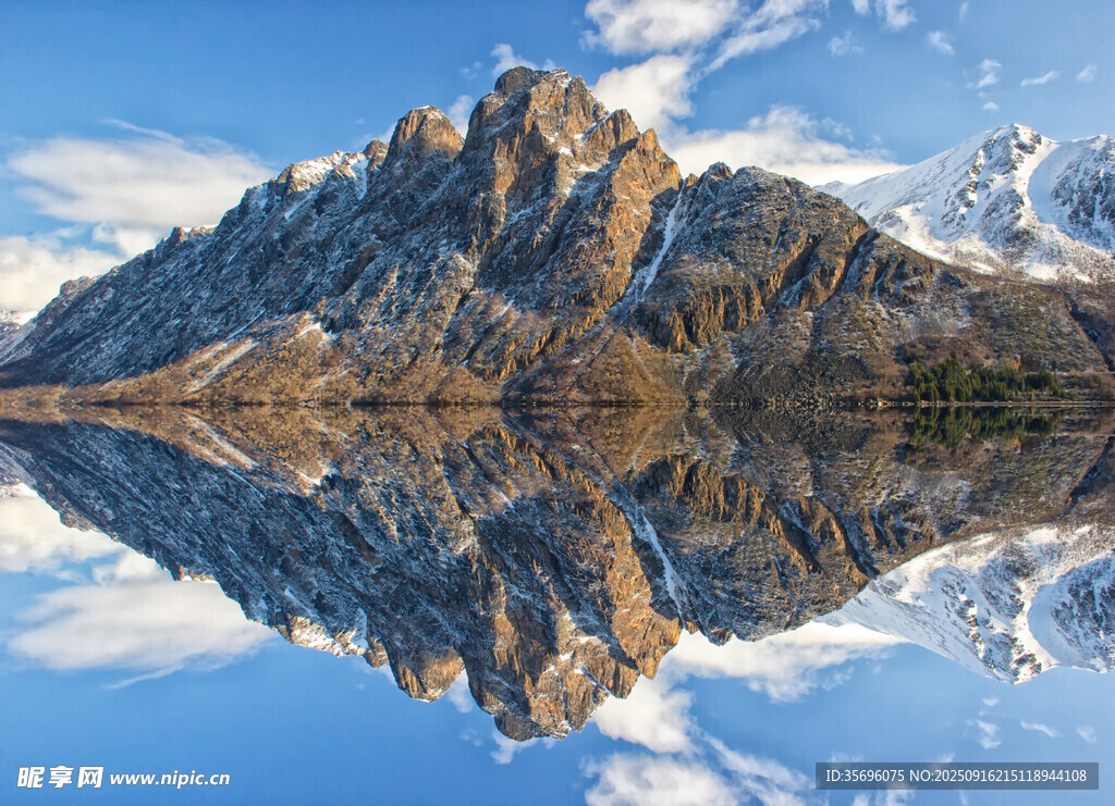 壮丽雪山倒映于平静湖面