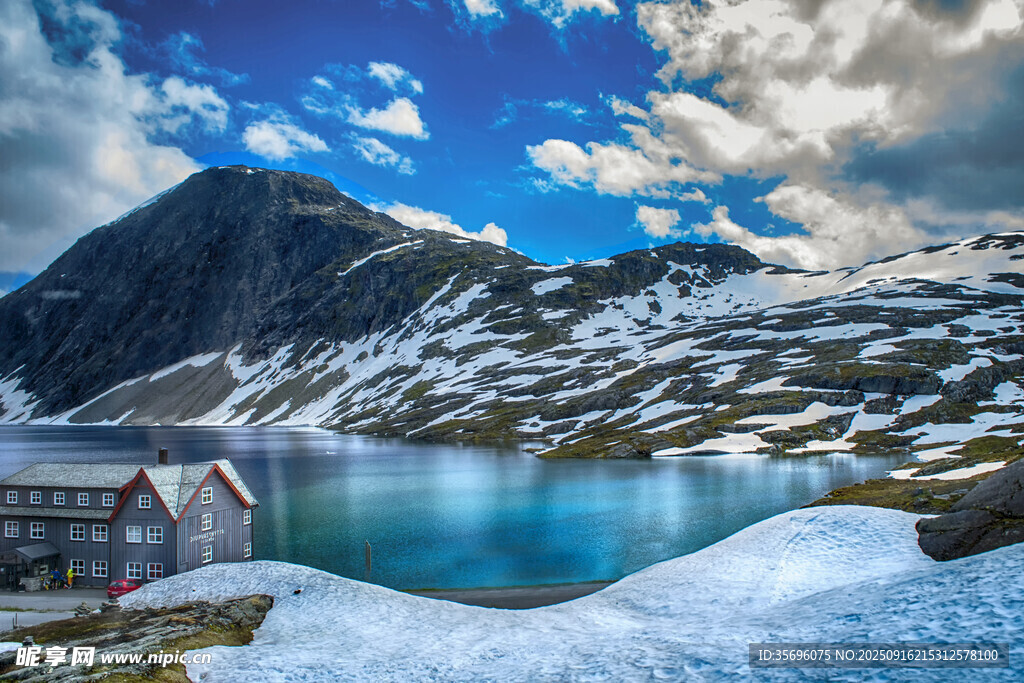 雪山湖畔小屋美景