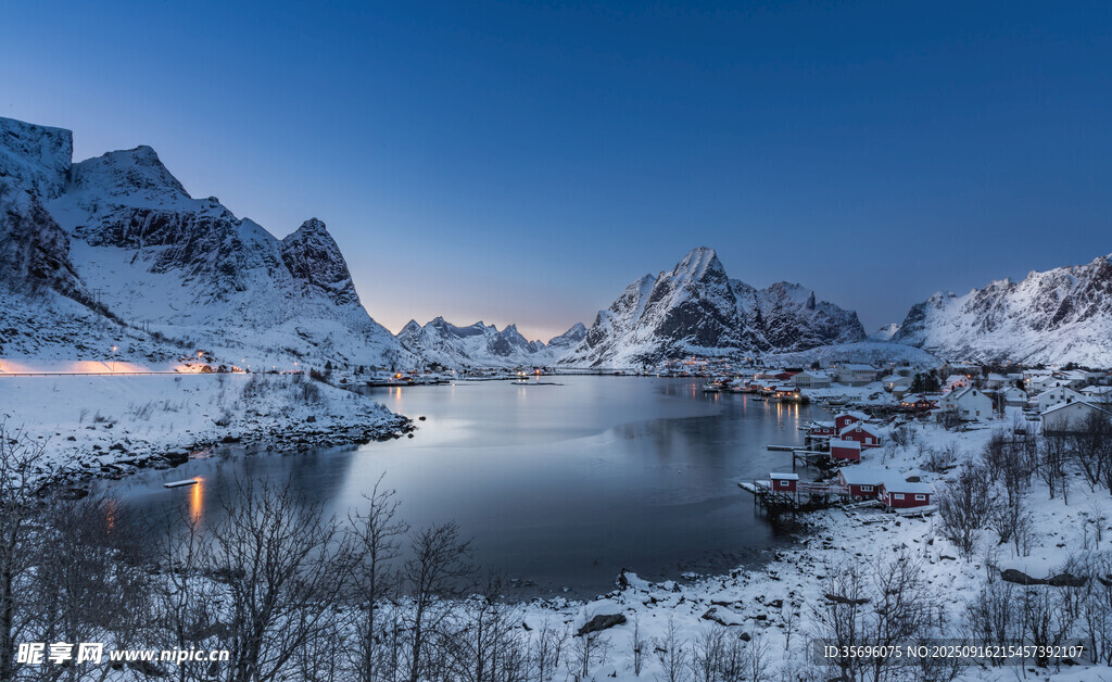 冬日静谧的雪山湖泊美景