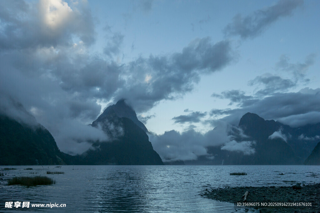 壮丽山川与宁静湖水景观