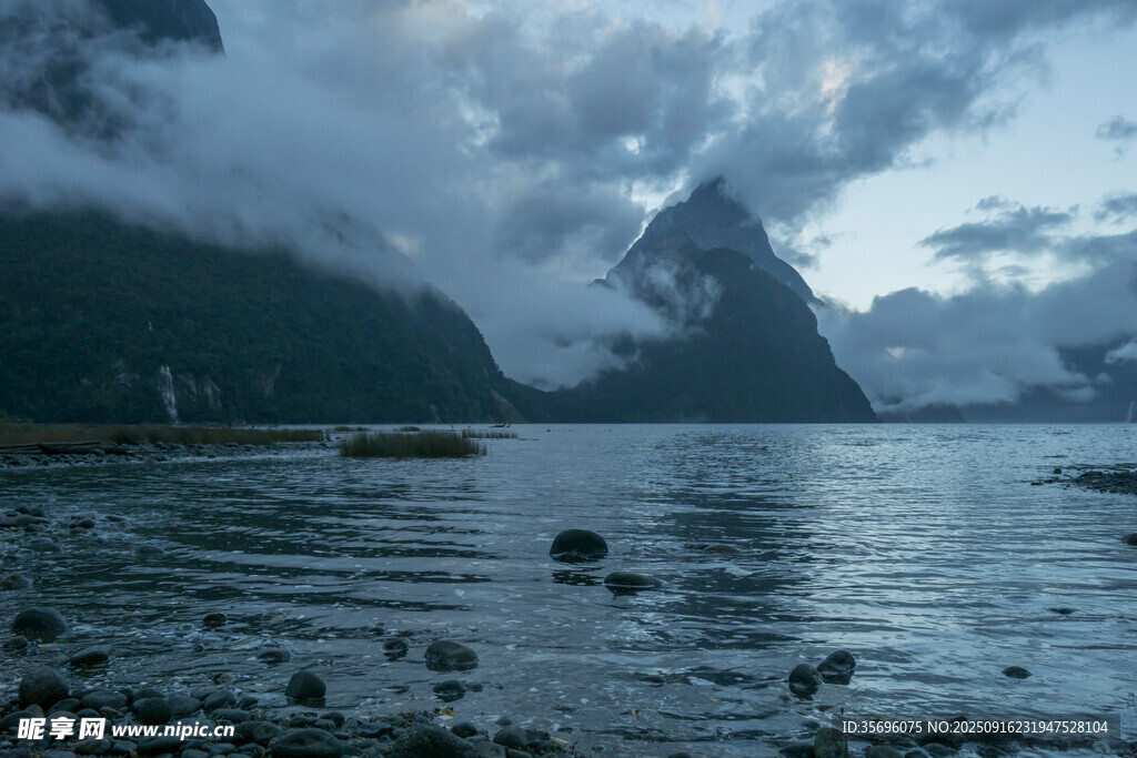云雾缭绕的山水美景
