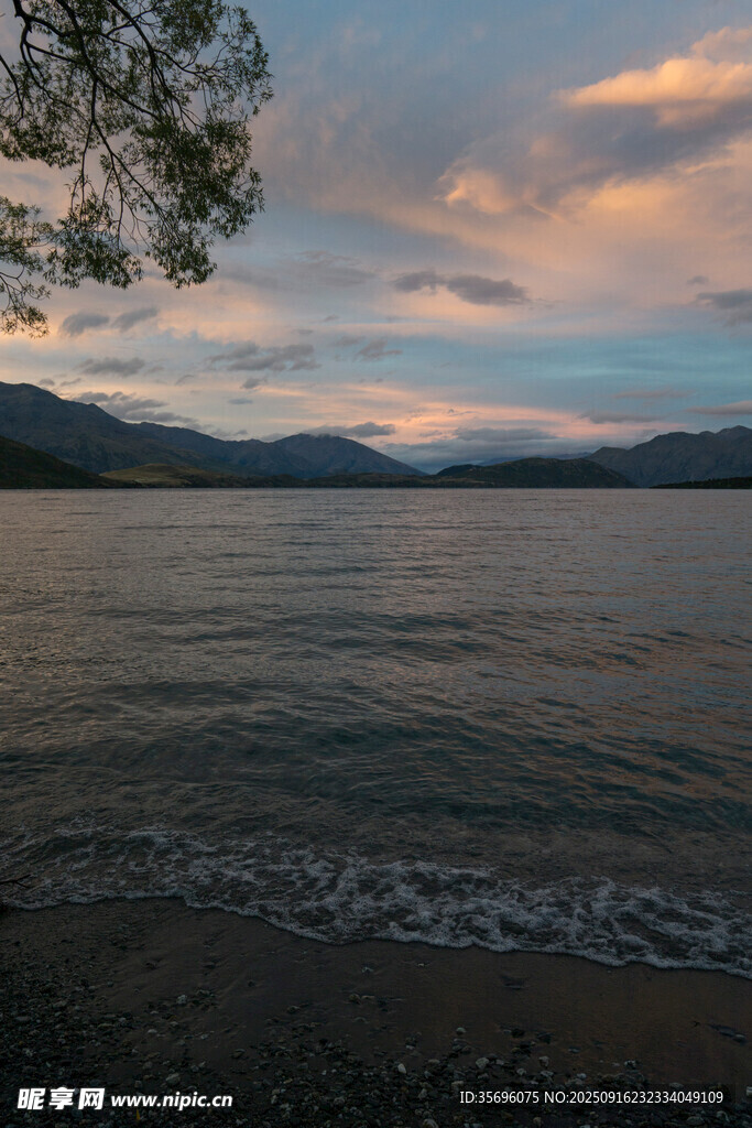 湖畔黄昏美景