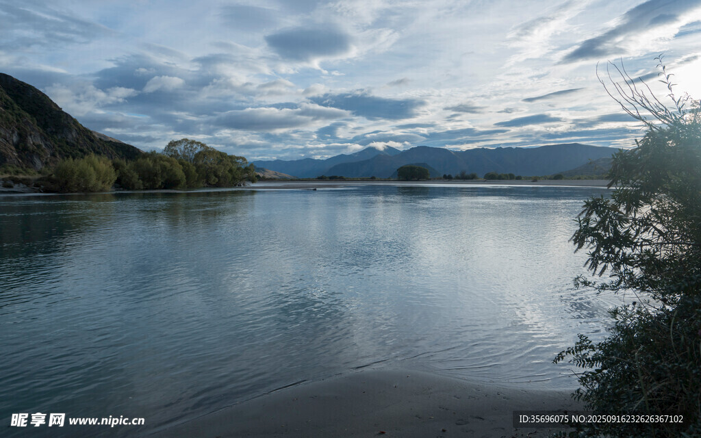 宁静湖畔山水风光美景
