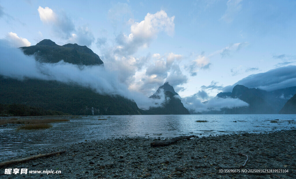 山间湖畔美景