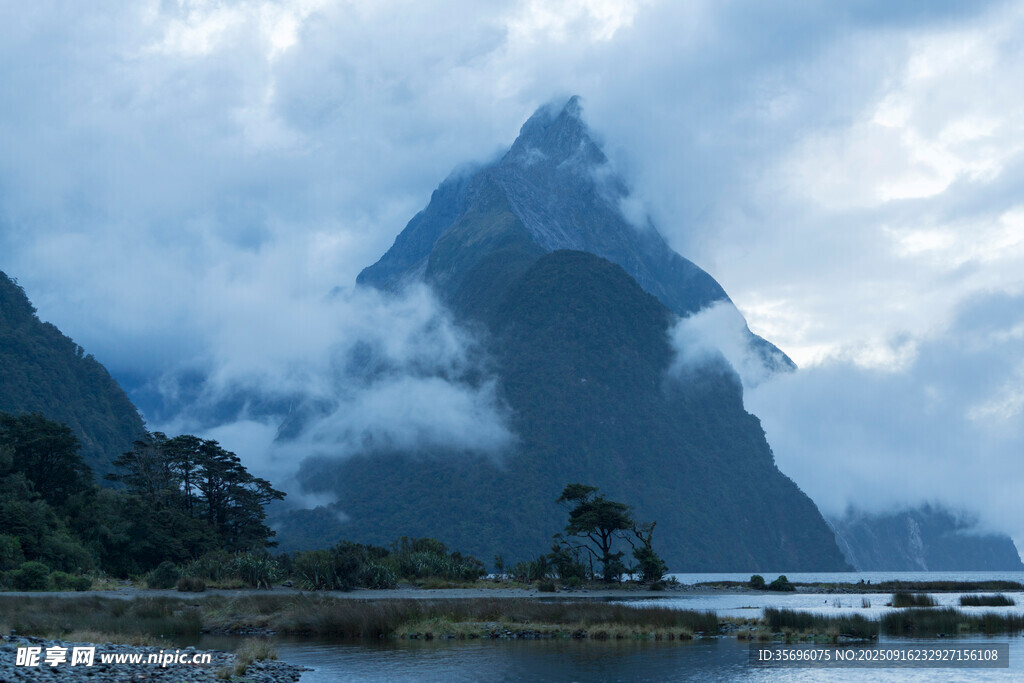 云雾缭绕的壮美高山景色
