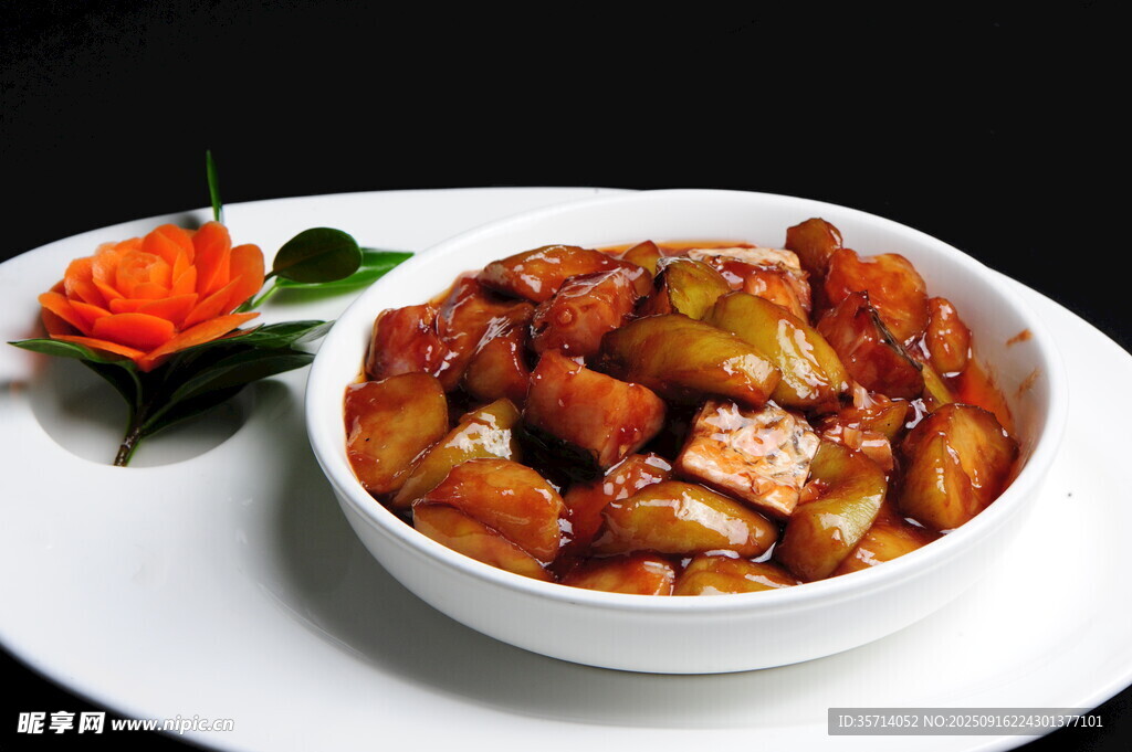 美味红烧鸡块摆于盘中