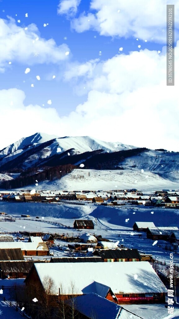 雪覆小镇山峦蓝天相映