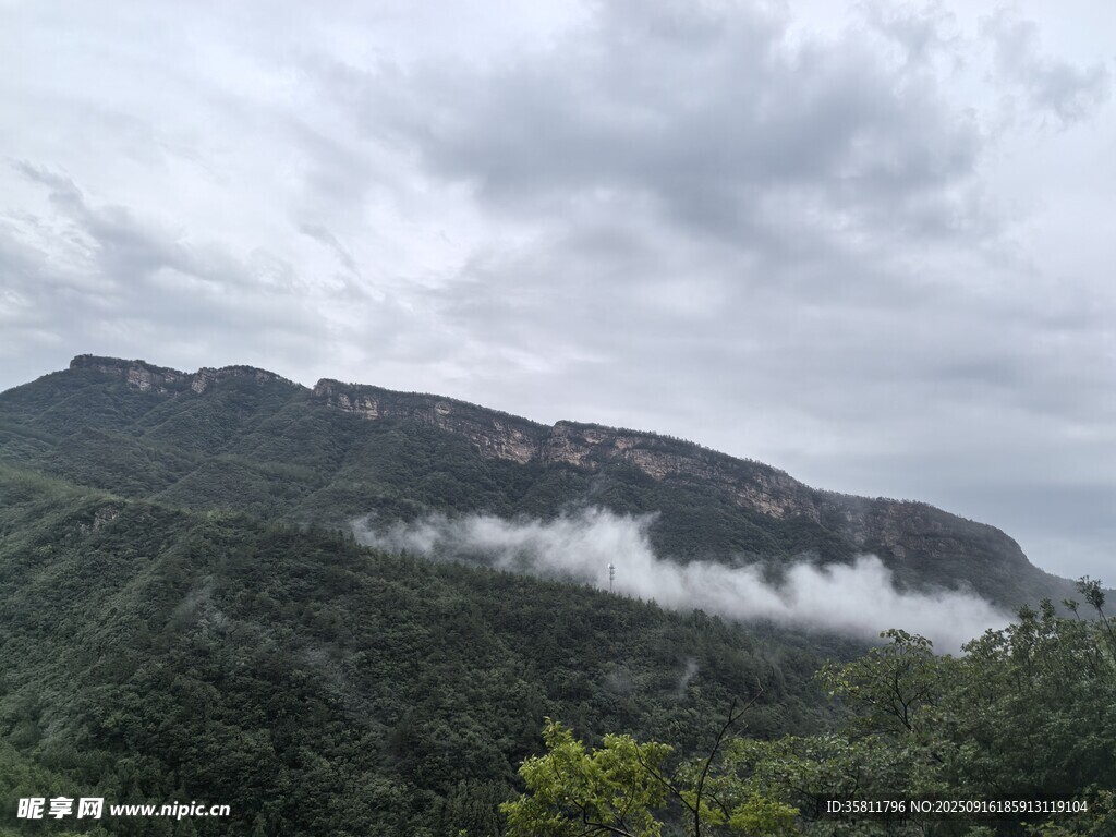 云雾缭绕的山峦美景
