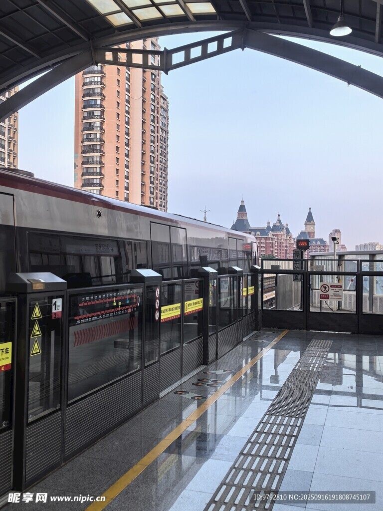 城市地铁站台清晨景象