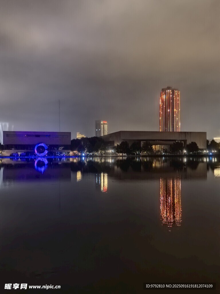 城市夜景下的静谧水面倒影