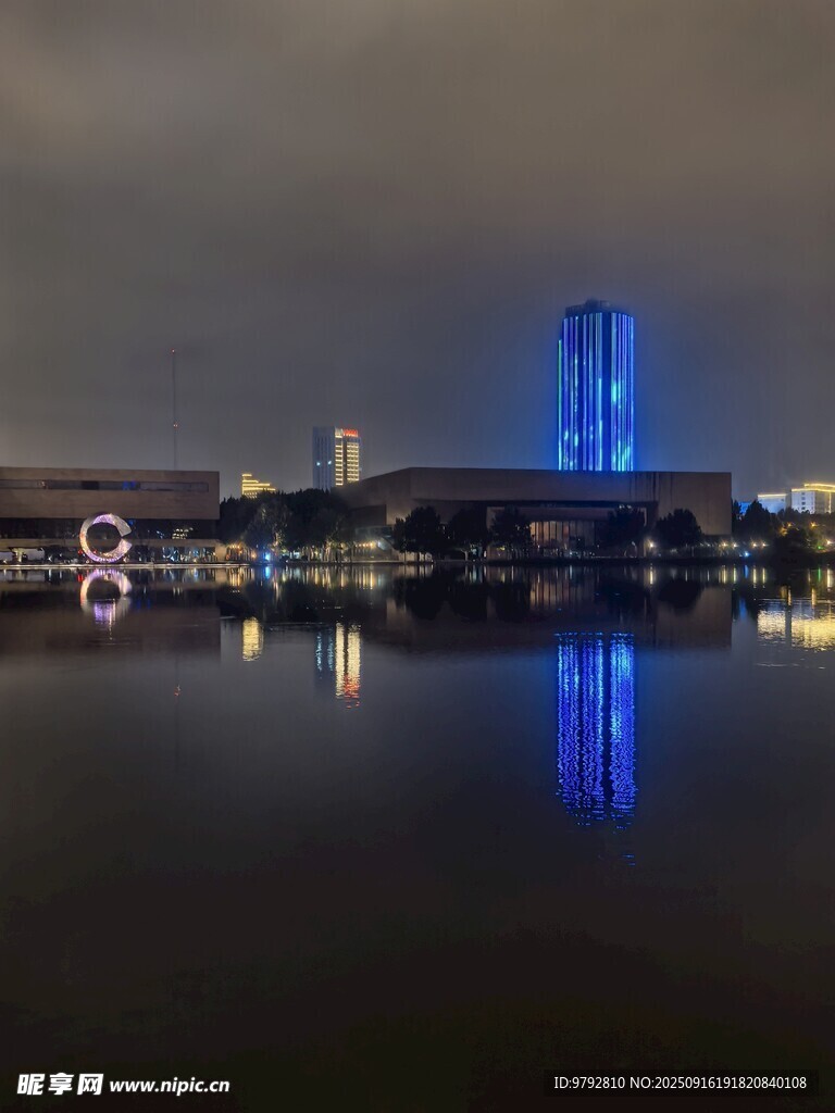 城市夜景下的水面灯光倒影