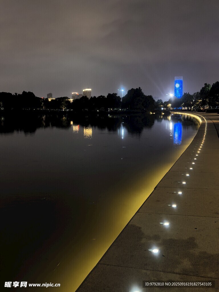 湖畔夜景 城市灯光映水面