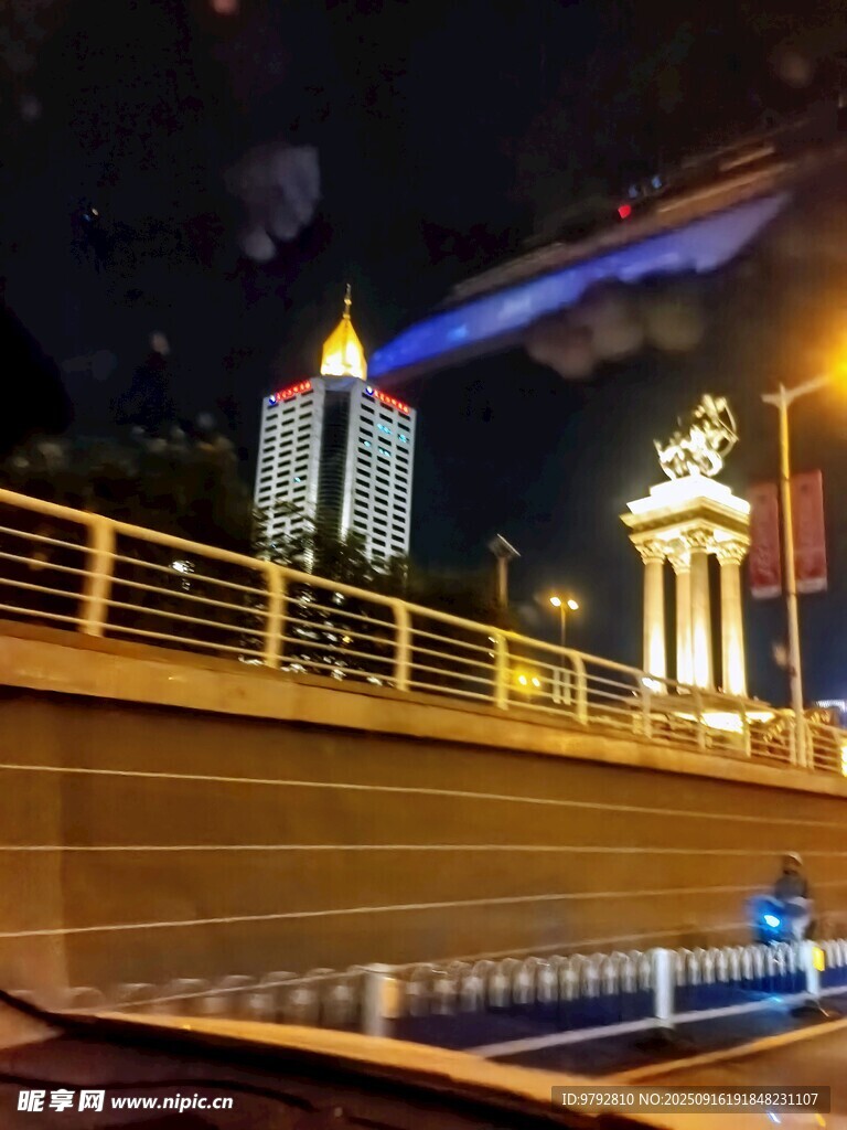 城市夜景中的桥梁与塔楼