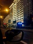 城市夜景中的璀璨高楼