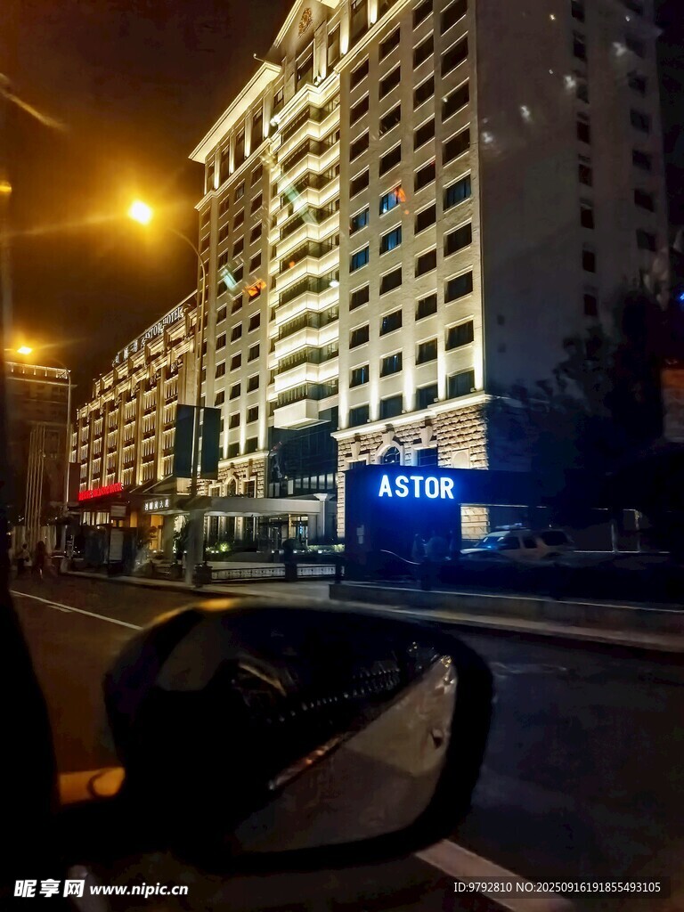 城市夜景中的璀璨高楼