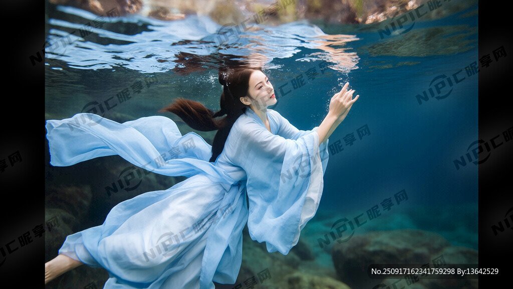 穿着蓝色汉服的美女深水畅游