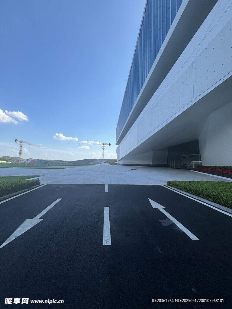 现代建筑前的宽阔道路