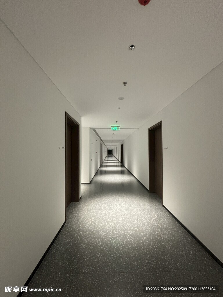 现代简约风格的空旷走廊