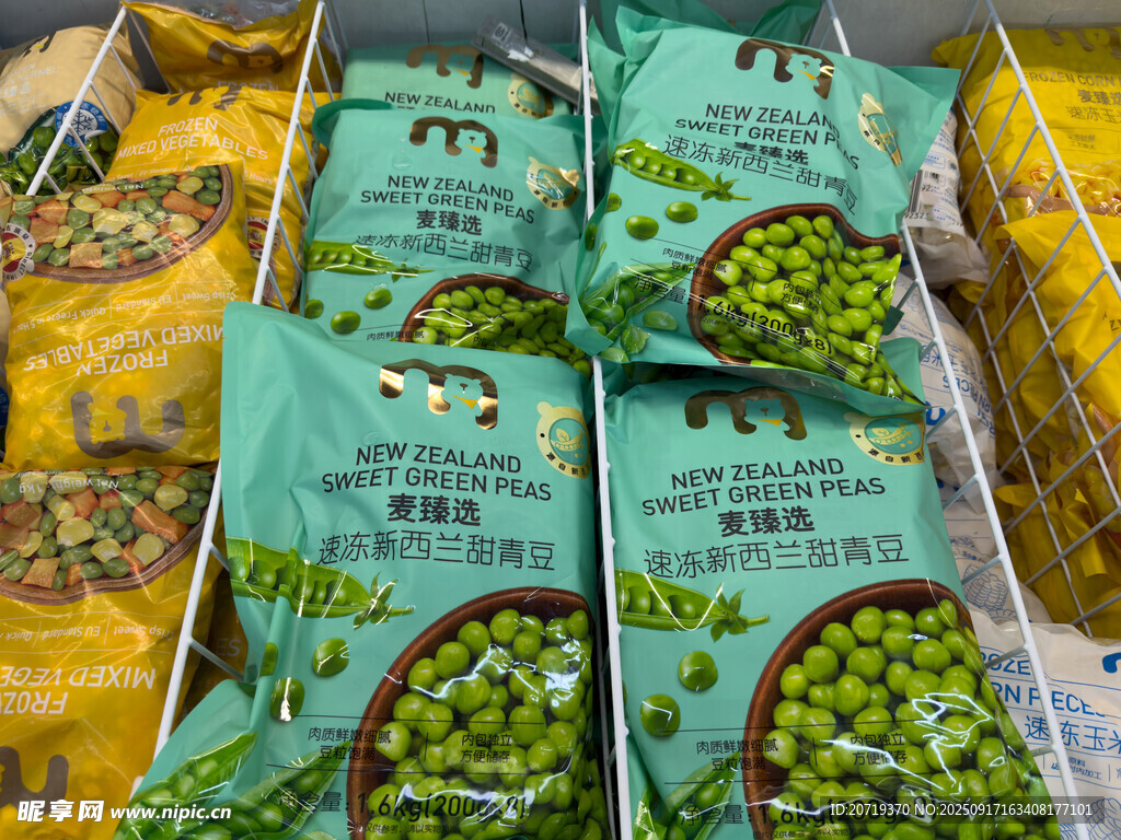 袋装青豆零食展示