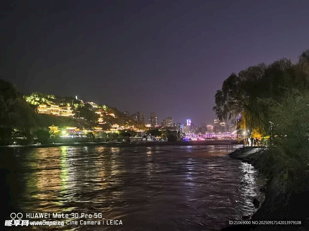 夜晚的黄河边
