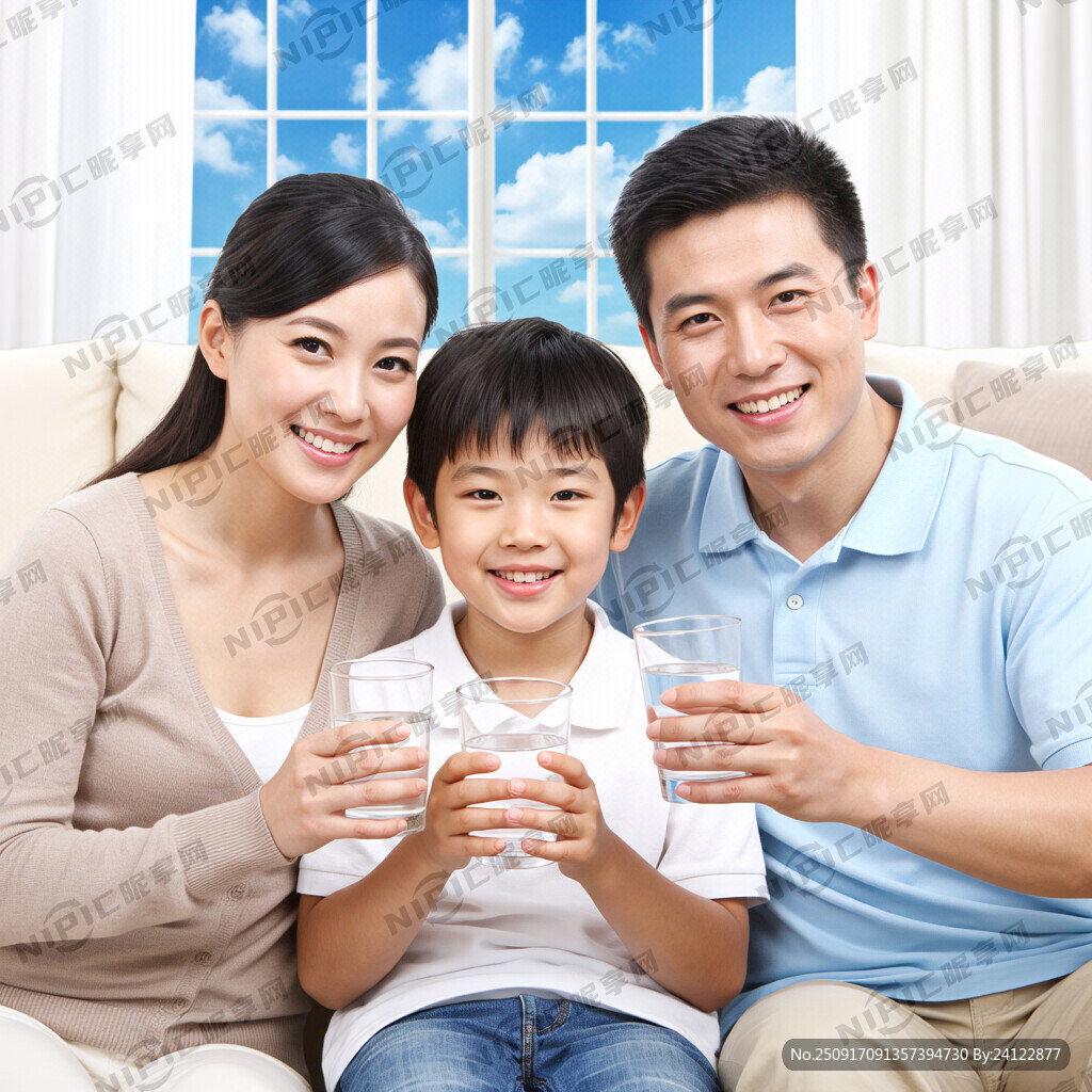 爸爸妈妈和孩子一家三口面带微笑