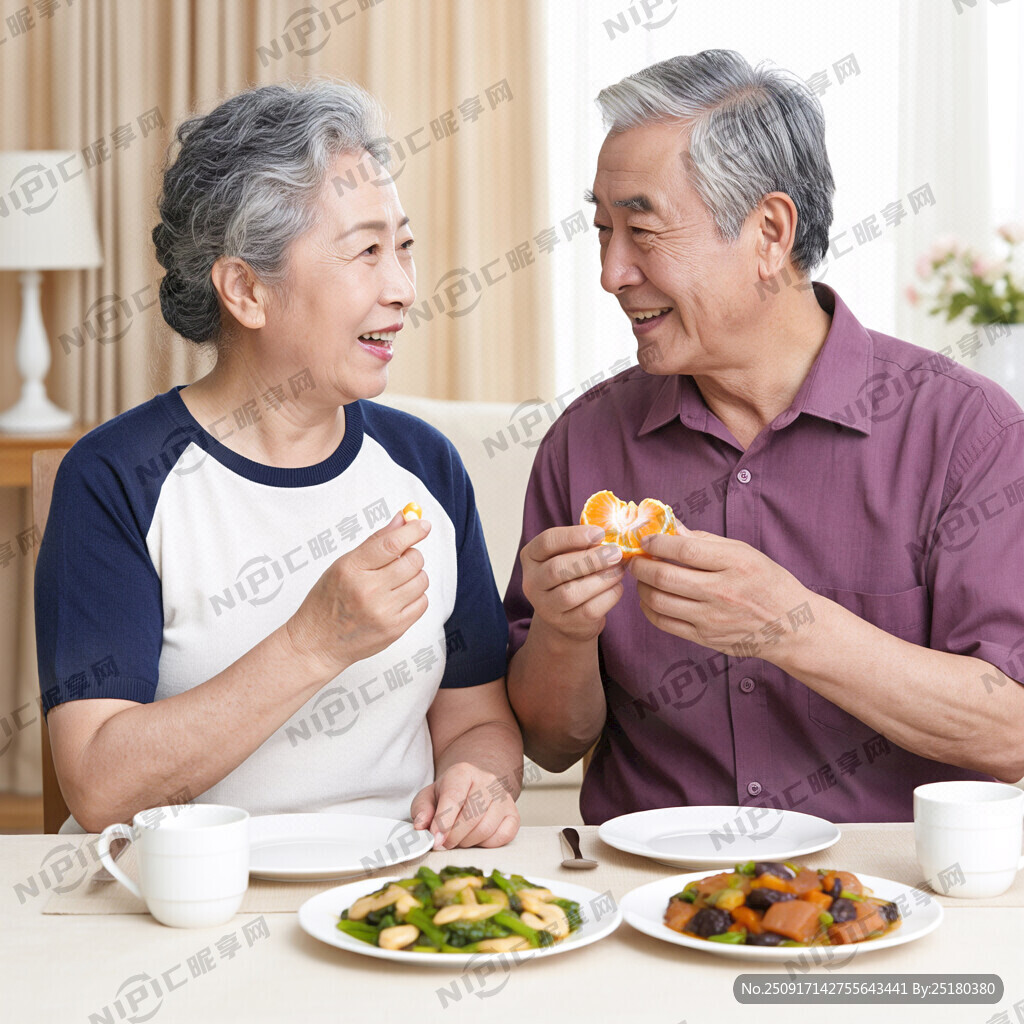 一对老年白人夫妻做在家里的餐桌