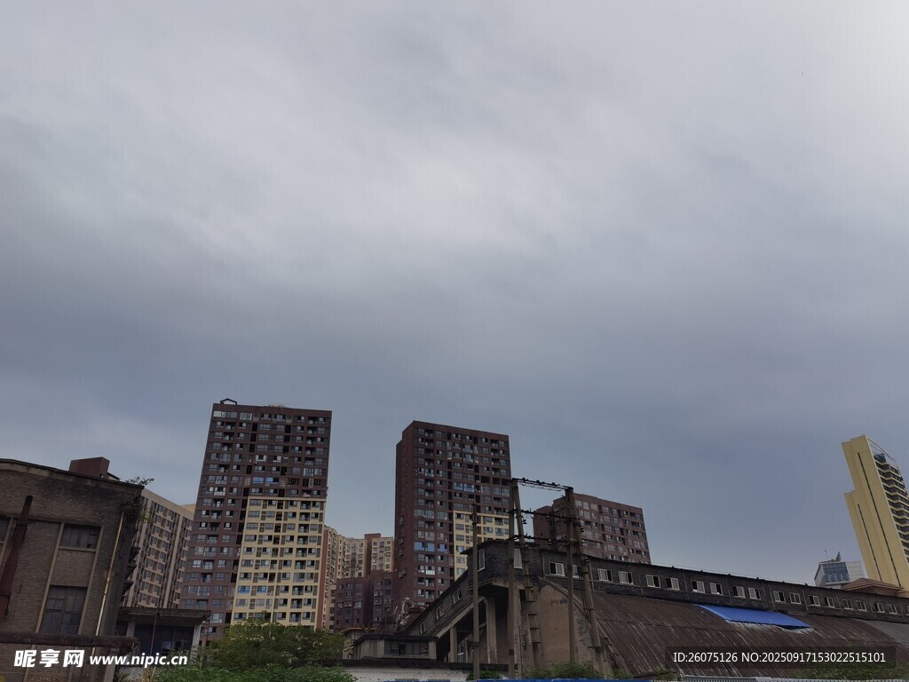 阴天城市建筑群景观