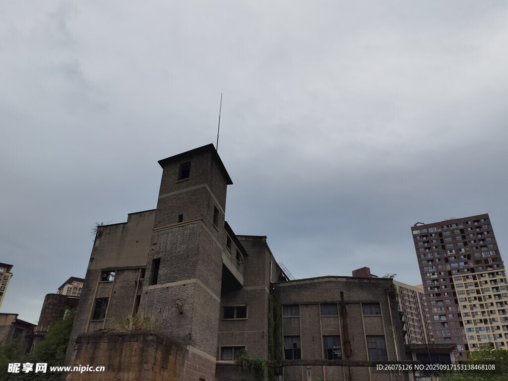 废弃建筑与现代高楼对比