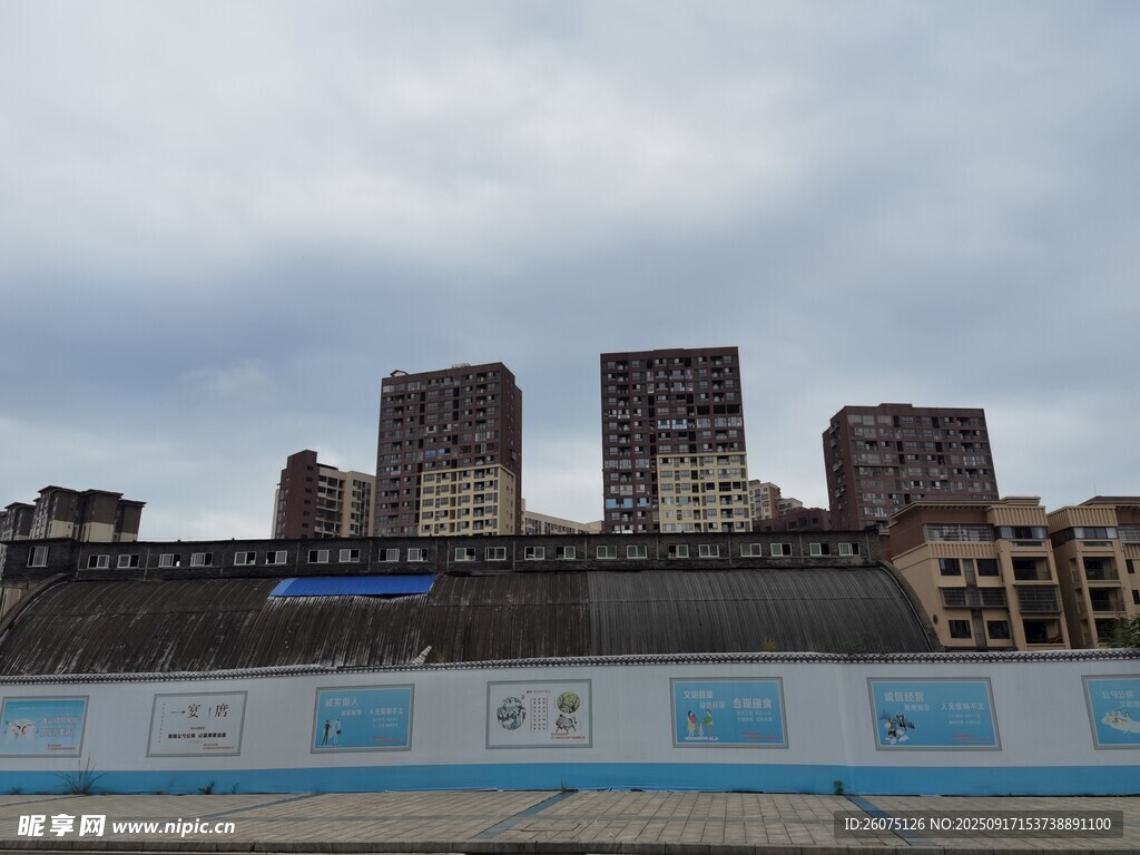 城市中旧建筑与新围挡景观
