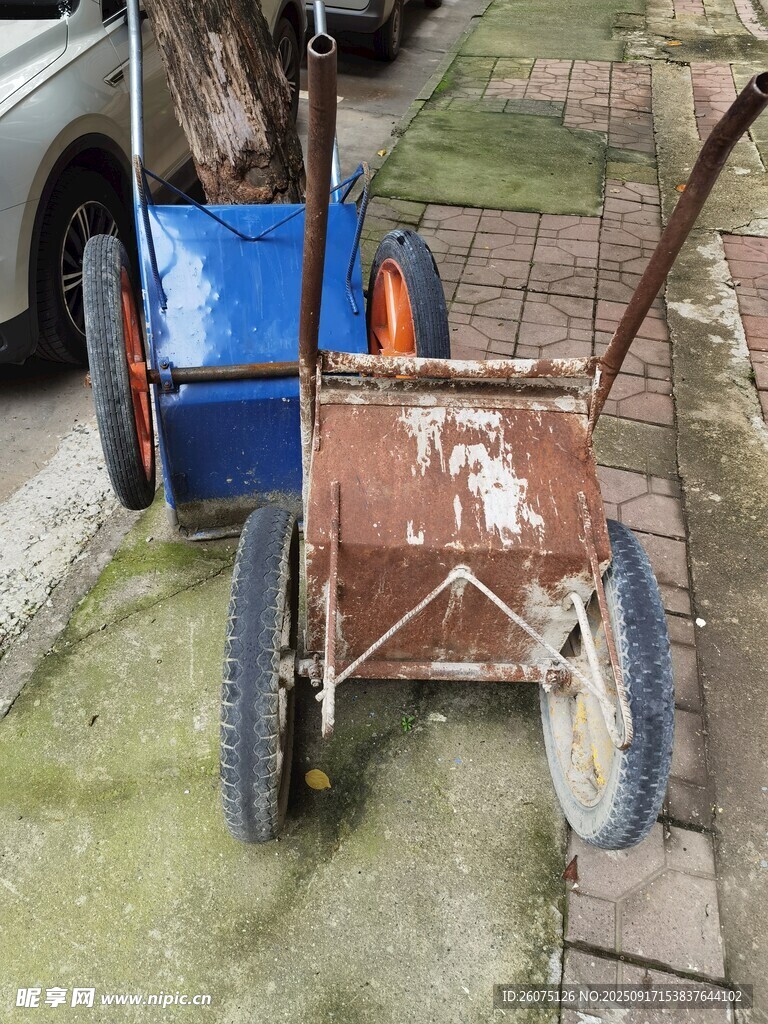 老旧手推车岁月痕迹尽显