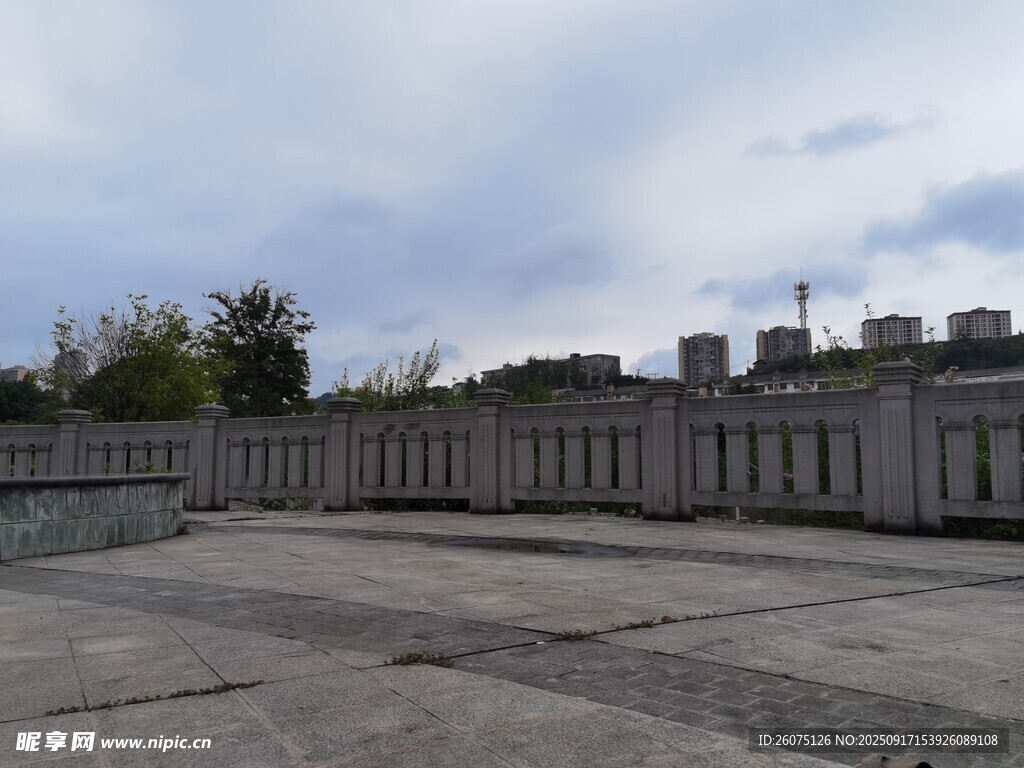 户外空旷灰白建筑场景