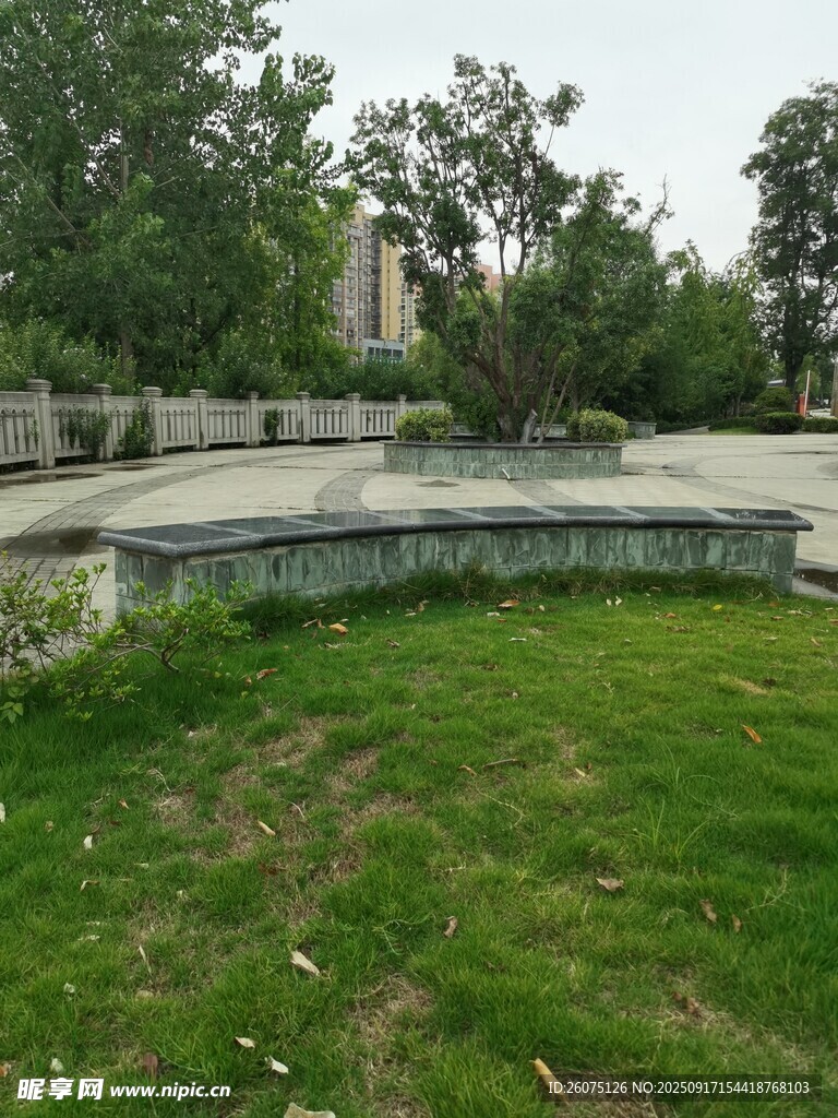 户外草坪与石砌景观区域