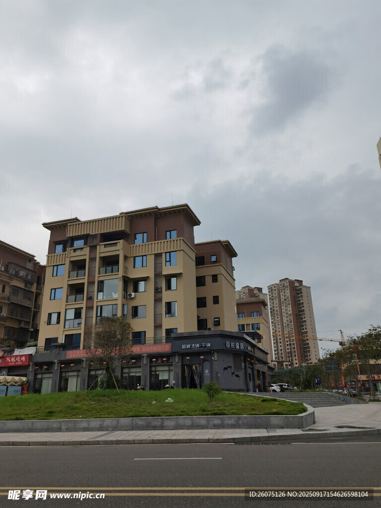 城市街边多层建筑景观