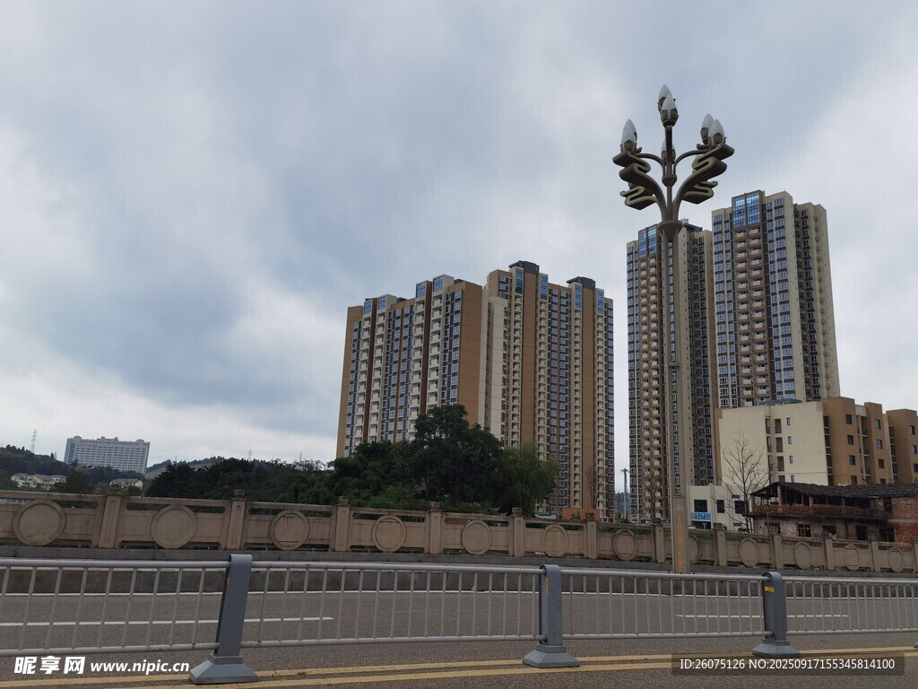 城市高楼与路灯景观