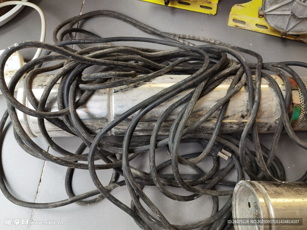 杂乱缠绕的黑色电线